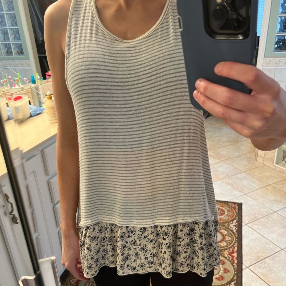 Buckle white and grey striped tank top